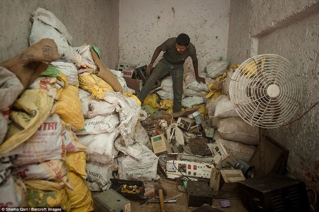 Cuộc sống mưu sinh trên bãi rác thải điện tử khổng lồ ở Seelampur, Ấn Độ - Ảnh 12.