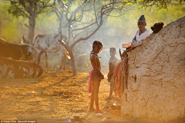 Chùm ảnh: Nét văn hóa có một không hai của bộ lạc kỳ lạ ở Namibia - Ảnh 13.