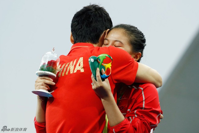 Nữ VĐV Trung Quốc xinh đẹp bật khóc khi được cầu hôn trên sàn đấu Olympic 2016 - Ảnh 12.