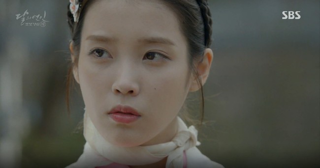 Moon Lovers: Đánh nhau chán chê, hoàng tử Baekhyun lại đột nhiên phải lòng IU - Ảnh 3.