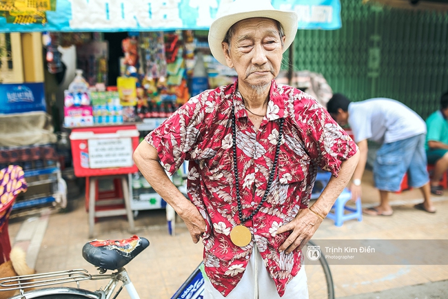 Cụ ông 92 tuổi bán vé số chất nhất Châu Đốc: mặc style màu mè, bắn cả tiếng Anh tiếng Pháp - Ảnh 6.