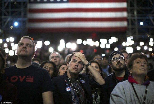 Ch&ugrave;m ảnh: Những người ủng hộ b&agrave; Hillary Clinton bật kh&oacute;c tuyệt vọng, fan Trump reo h&ograve; ăn mừng chiến thắng - Ảnh 25.