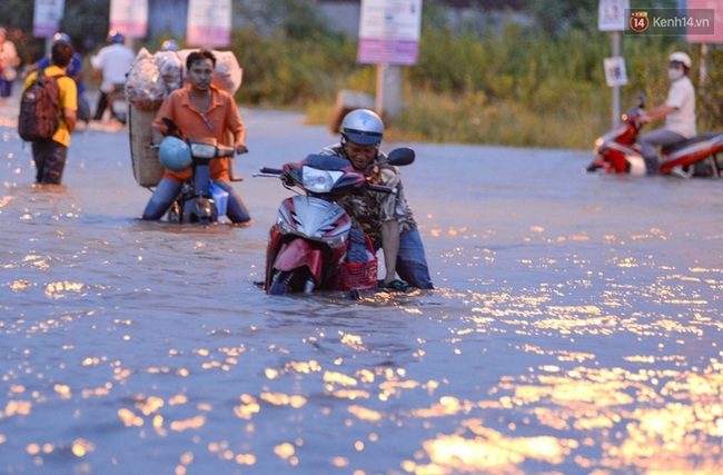 Nắng nóng nhiều ngày ở Sài Gòn, đường phố vẫn ngập lênh láng vì triều cường - Ảnh 12.