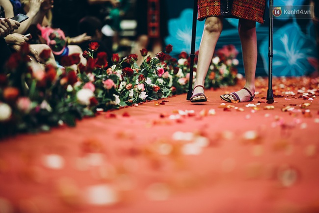 Chùm ảnh xúc động về nét đẹp của những người phụ nữ khuyết tật trên sàn diễn thời trang ở Sài Gòn - Ảnh 21.