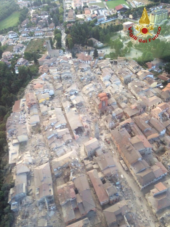 Italy: Động đất 6,2 độ Richter, gần như toàn bộ thị trấn bị phá hủy hoàn toàn - Ảnh 2.