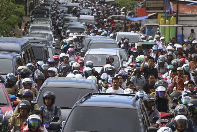 Đây chính là cảnh tượng kinh hoàng khiến 18 người chết vì kẹt xe ở Indonesia - Ảnh 13.