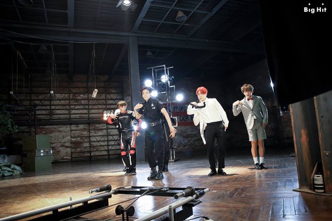 Bangtan Boys (BTS): Bỏ qua chiếc n&ocirc;i d&aacute;t v&agrave;ng, &ocirc;ng lớn đỡ lưng, họ vẫn mạnh mẽ vươn ra thế giới! - Ảnh 7.