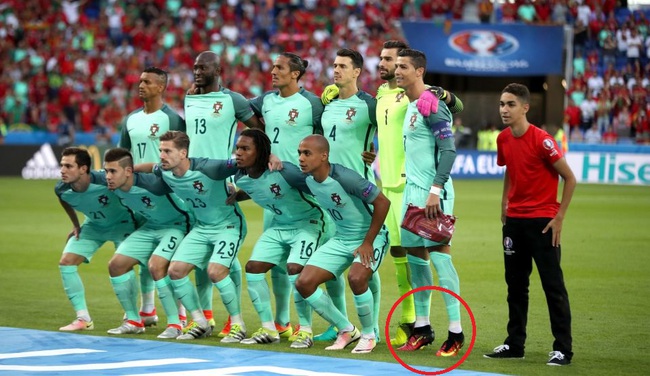 Tự ti v&igrave; chiều cao khi&ecirc;m tốn, Ronaldo gắng hết sức kiễng ch&acirc;n chụp ảnh - Ảnh 1.