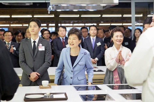 Song Joong Ki được Tổng thống Hàn khen hết lời, lọt top 8 ngôi sao hoàn hảo nhất xứ Hàn - Ảnh 2.