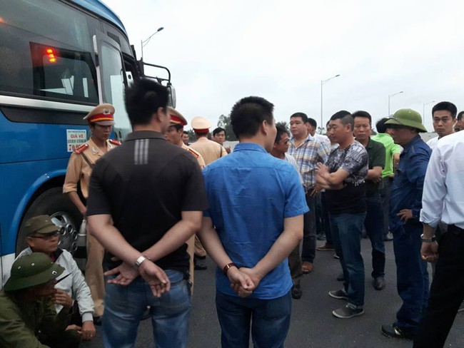 Nhiều ô tô chặn cao tốc Hà Nội - Hải Phòng để phản đối tăng giá cước - Ảnh 2.