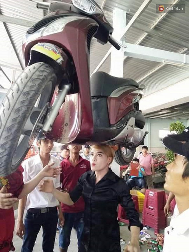 Ch&agrave;ng trai đồng t&iacute;nh mưu sinh bằng m&agrave;n biểu diễn đội xe m&aacute;y l&ecirc;n đầu trong c&aacute;c đ&aacute;m ma - Ảnh 3.