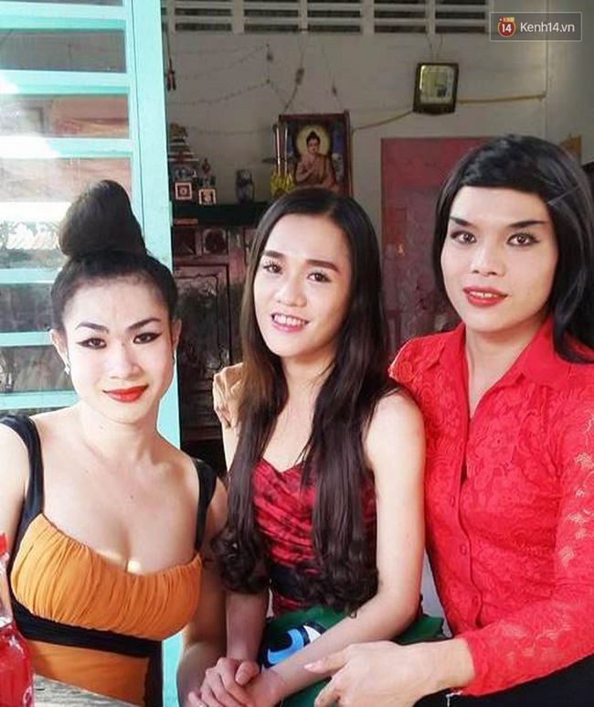 Ch&agrave;ng trai đồng t&iacute;nh mưu sinh bằng m&agrave;n biểu diễn đội xe m&aacute;y l&ecirc;n đầu trong c&aacute;c đ&aacute;m ma - Ảnh 5.
