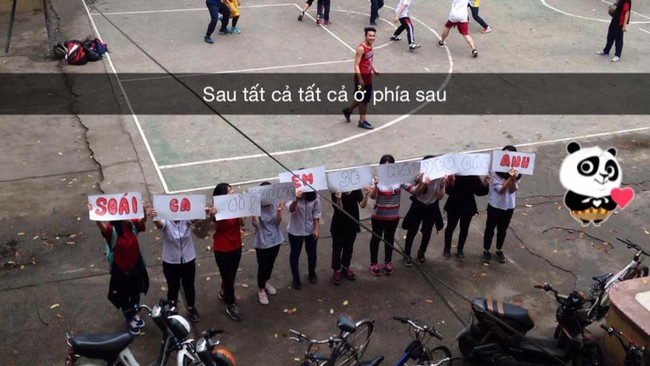 Clip: Con gái trường Việt Đức thắp nến, xếp chữ tỏ tình với con trai trong lớp - Ảnh 3.