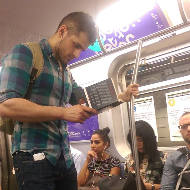 8 điều l&yacute; giải tại sao con g&aacute;i chết m&ecirc; c&aacute;c anh ch&agrave;ng mọt s&aacute;ch - Ảnh 3.