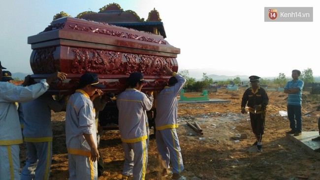 Gia đ&igrave;nh nuốt nước mắt tiễn đưa b&eacute; trai 11 tuổi bị bắt c&oacute;c v&agrave; giết hại - Ảnh 1.