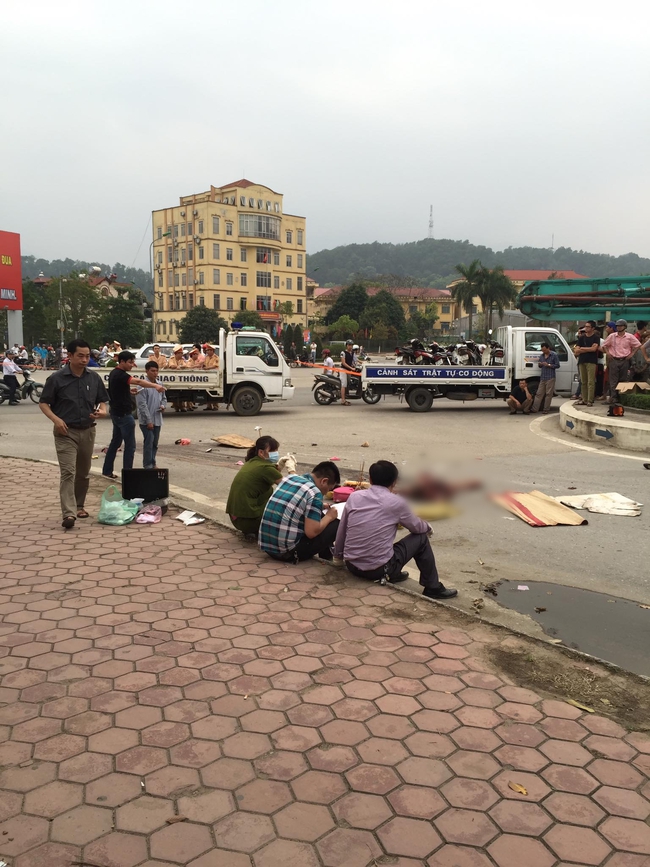 Tai nạn kinh hoàng ở Lào Cai: Mẹ tử vong tại chỗ, con gái 6 tuổi nguy kịch - Ảnh 1.