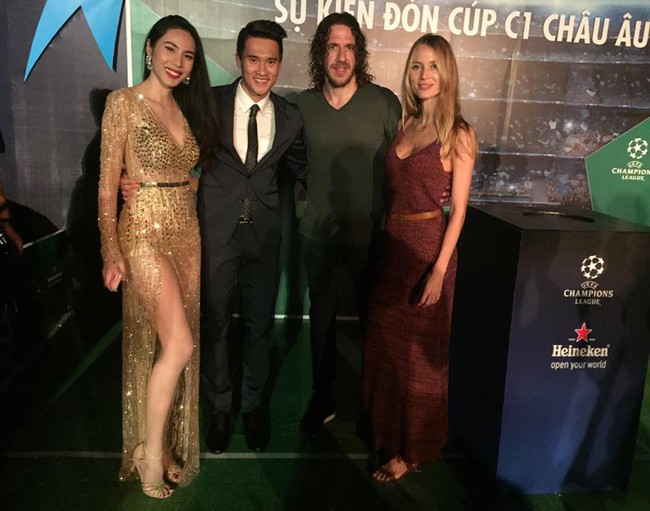 Thủy Ti&ecirc;n đọ ch&acirc;n d&agrave;i mi&ecirc;n man với bạn g&aacute;i cựu danh thủ Puyol - Ảnh 2.