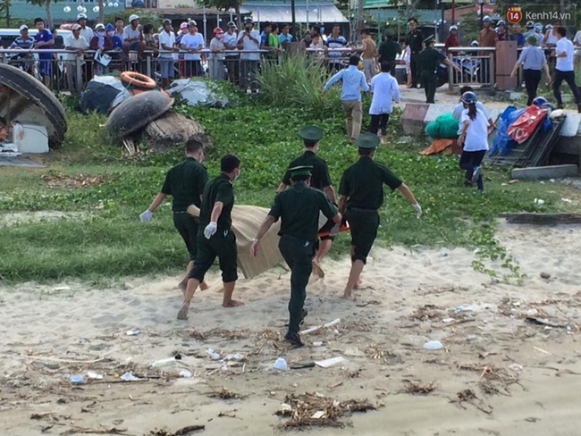 Vụ chìm tàu ở Đà Nẵng: Người thân khóc ngất khi cả 3 thi thể được vớt lên - Ảnh 2.