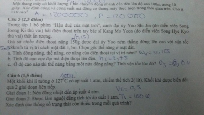 Cảnh hất điện thoại của Hậu Duệ Mặt Trời bất ngờ xuất hiện trong đề thi Vật lý - Ảnh 2.