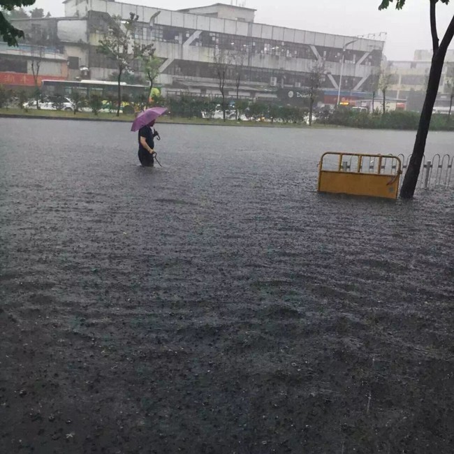 Chùm ảnh: Người dân Quảng Châu dở khóc dở cười trong trận mưa lụt đầu hè - Ảnh 19.