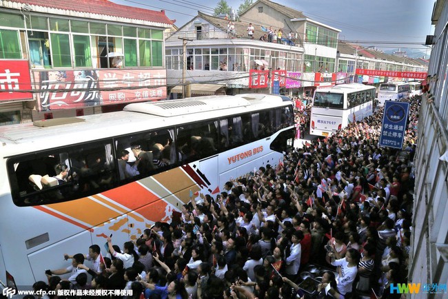 Hàng chục ngàn phụ huynh Trung Quốc tiễn con lên đường đi thi Đại học - Ảnh 14.