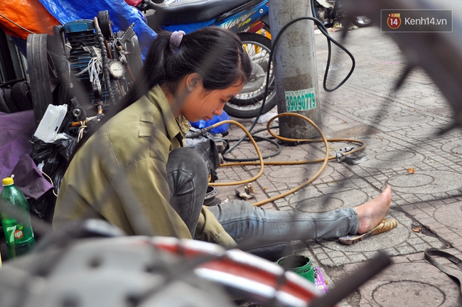 Cô gái 21 tuổi sửa xe máy ở vỉa hè Sài Gòn để phụ ba mẹ nuôi các em ăn học - Ảnh 10.