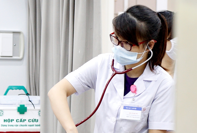 Phía sau chiếc áo Blouse - Góc nhìn khác về 1 ngày làm việc của các bác sĩ khoa cấp cứu - Ảnh 15.