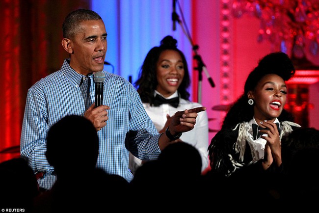 Obama khiến con gái lớn bối rối khi hát mừng sinh nhật cô bé bằng giọng hát... lệch tông - Ảnh 3.