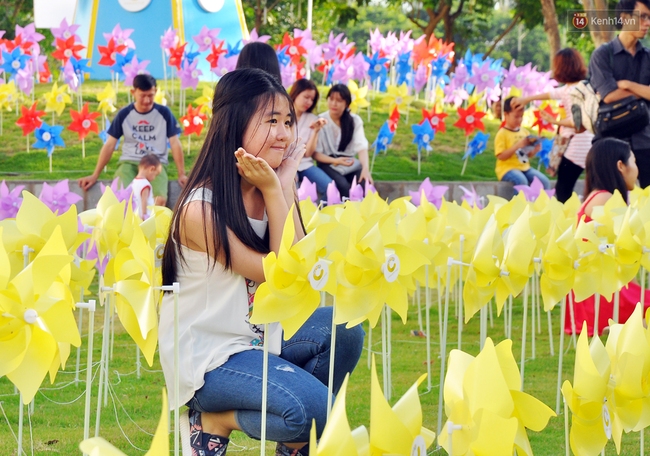 Người Sài Gòn thích thú chụp ảnh trong khu vườn 3.500 chong chóng đủ màu sắc - Ảnh 11.