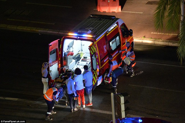 Thi thể nạn nhân nằm la liệt tại hiện trường vụ tấn công khiến hơn 200 người thương vong ở Pháp - Ảnh 12.