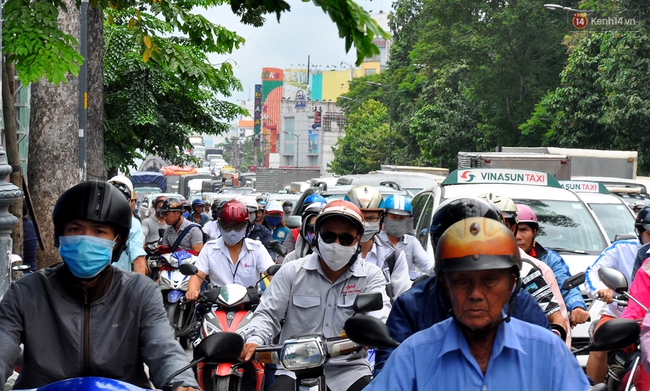 Kẹt xe nghiêm trọng ở cửa ngõ sân bay Tân Sơn Nhất vào giữa trưa - Ảnh 13.