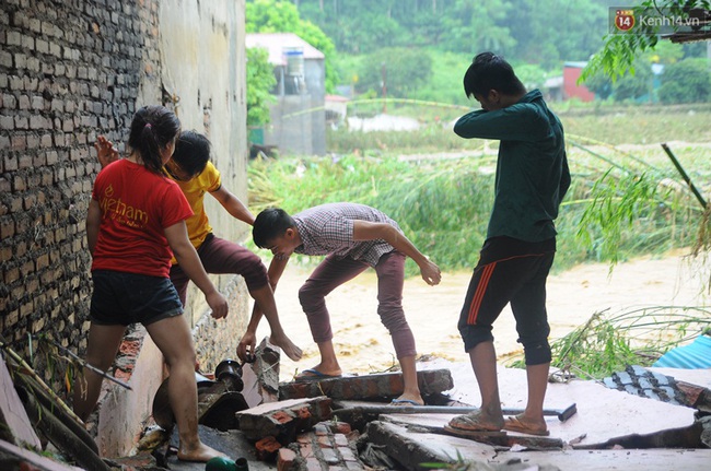 Chùm ảnh: Xách nước, đẩy bùn đất ra khỏi nhà dân sau đợt lũ kinh hoàng ở Lào Cai - Ảnh 13.