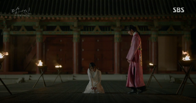 Moon Lovers: &ldquo;Anh Tư&rdquo; Lee Jun Ki t&aacute;i hiện lại cảnh che mưa kinh điển trong Bộ Bộ Kinh T&acirc;m! - Ảnh 24.