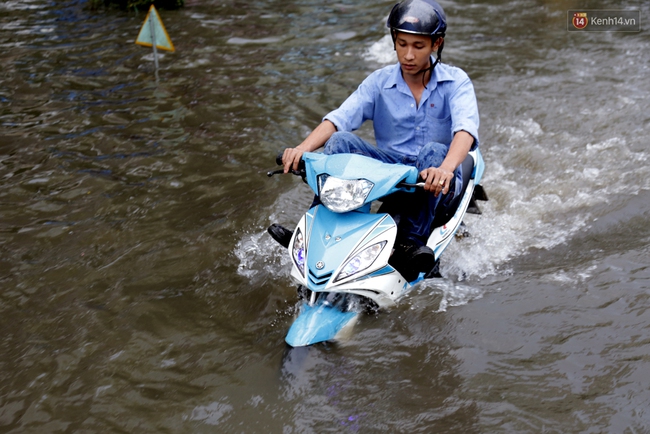 Sài Gòn lại ngập, chuyên gia nói gì về việc mưa đến chậm so với dự báo thời tiết? - Ảnh 10.