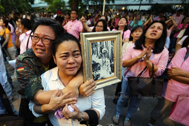 Nhìn những bức ảnh này, người ta mới hiểu người dân Thái Lan đau đớn đến nhường nào trước sự ra đi của vua Bhumibol - Ảnh 13.