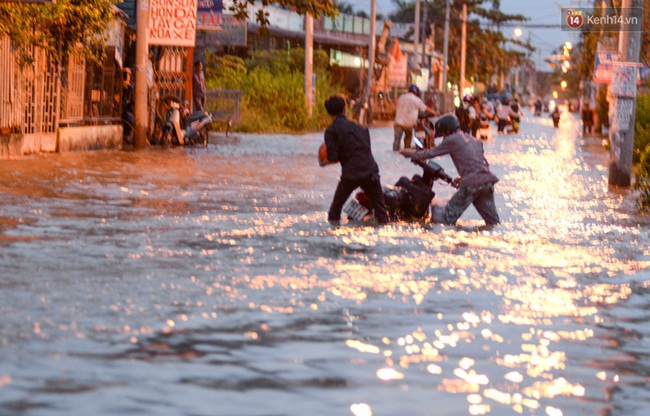Nắng nóng nhiều ngày ở Sài Gòn, đường phố vẫn ngập lênh láng vì triều cường - Ảnh 13.