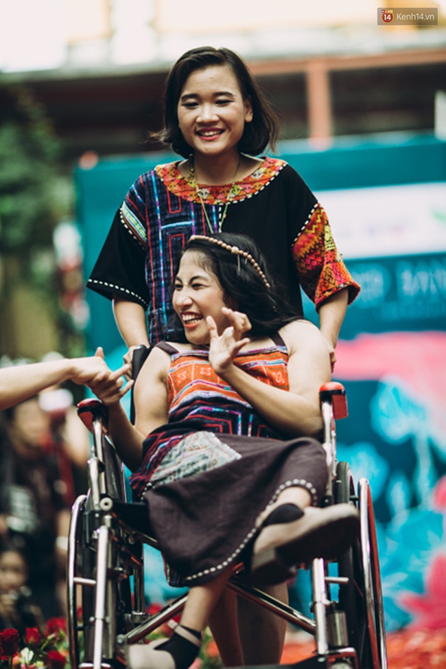 Chùm ảnh xúc động về nét đẹp của những người phụ nữ khuyết tật trên sàn diễn thời trang ở Sài Gòn - Ảnh 23.