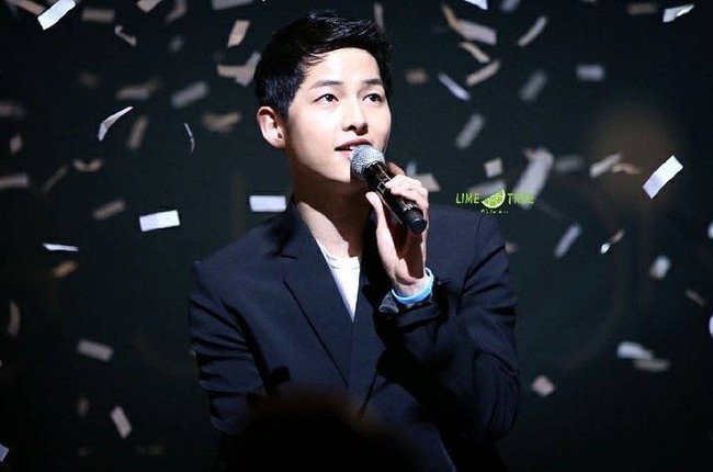 Clip: Lee Kwang Soo tặng hoa Song Joong Ki khiến hơn 4.000 fan h&ograve; h&eacute;t đi&ecirc;n đảo - Ảnh 7.