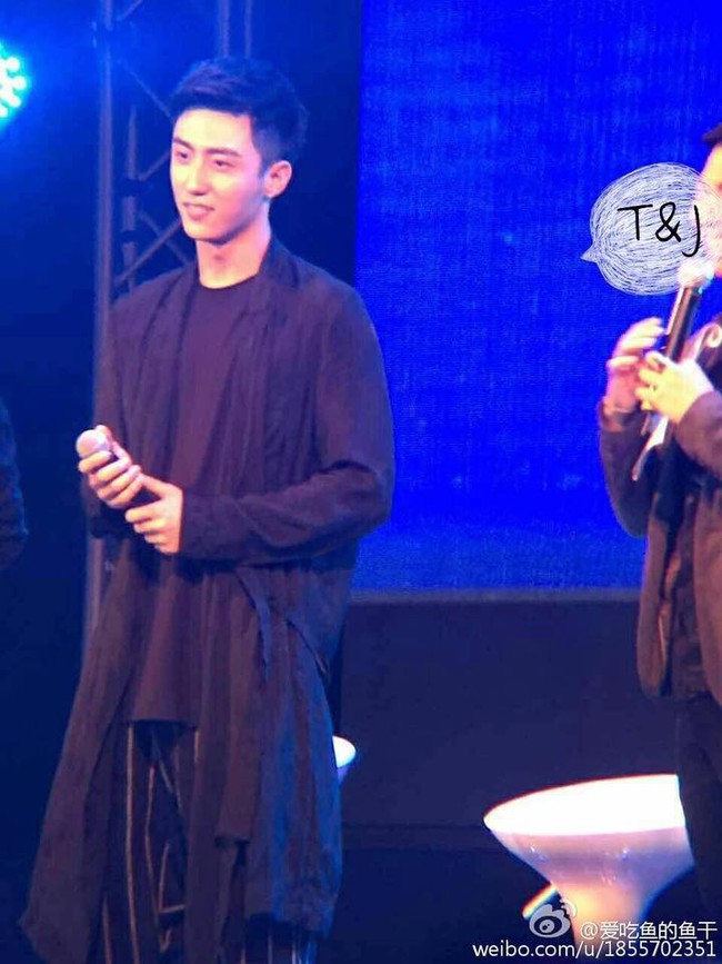 Hứa Ngụy Ch&acirc;u bị k&eacute;o t&aacute;ch, kh&ocirc;ng cho đứng cạnh Ho&agrave;ng Cảnh Du trong fan meeting ở Th&aacute;i Lan - Ảnh 12.