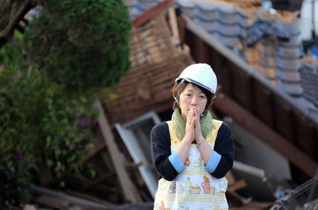 Những nạn nh&acirc;n được giải cứu b&agrave;ng ho&agrave;ng kể lại gi&acirc;y ph&uacute;t bị ch&ocirc;n sống trong trận động đất Nhật Bản - Ảnh 2.