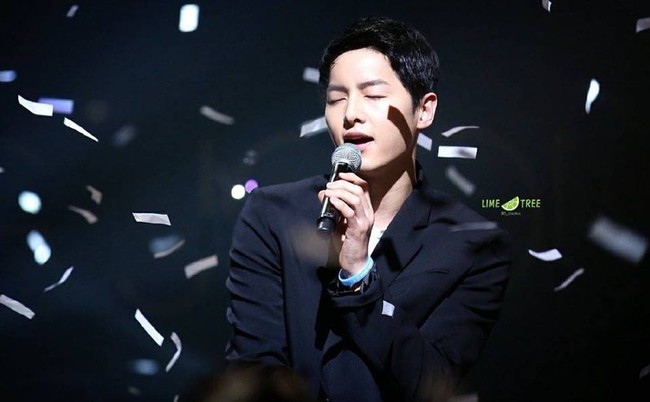 Clip: Lee Kwang Soo tặng hoa Song Joong Ki khiến hơn 4.000 fan h&ograve; h&eacute;t đi&ecirc;n đảo - Ảnh 8.