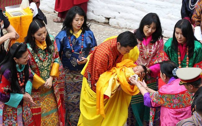 Không chỉ là vị vua nhân từ, quốc vương Bhutan còn là một người cha thương con hết mực - Ảnh 5.