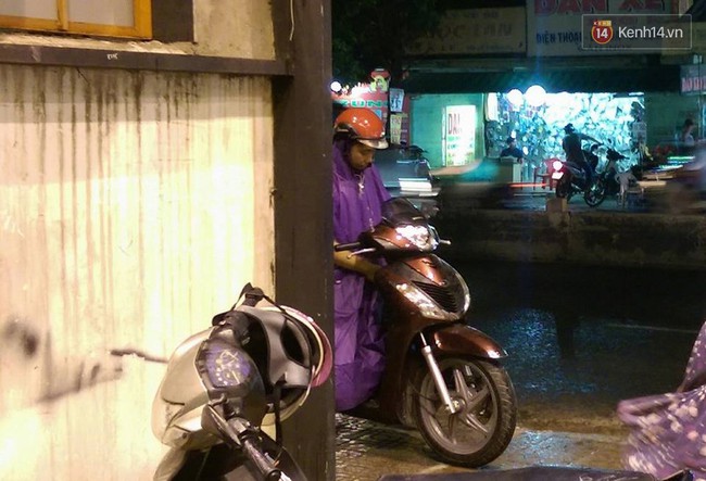 Sau bao ng&agrave;y chờ đợi, S&agrave;i G&ograve;n đ&atilde; đ&oacute;n cơn mưa đầu ti&ecirc;n giải nhiệt m&ugrave;a n&oacute;ng - Ảnh 4.
