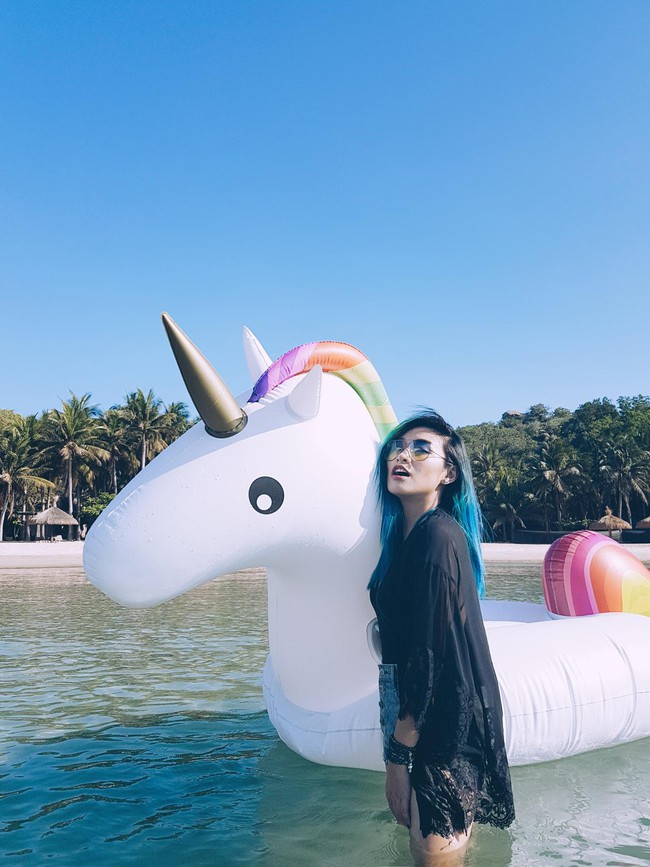 Ai cũng phải c&oacute; ảnh chụp với m&oacute;n phụ kiện hot nhất m&ugrave;a h&egrave; năm nay! - Ảnh 19.