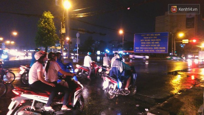 Sau bao ng&agrave;y chờ đợi, S&agrave;i G&ograve;n đ&atilde; đ&oacute;n cơn mưa đầu ti&ecirc;n giải nhiệt m&ugrave;a n&oacute;ng - Ảnh 2.