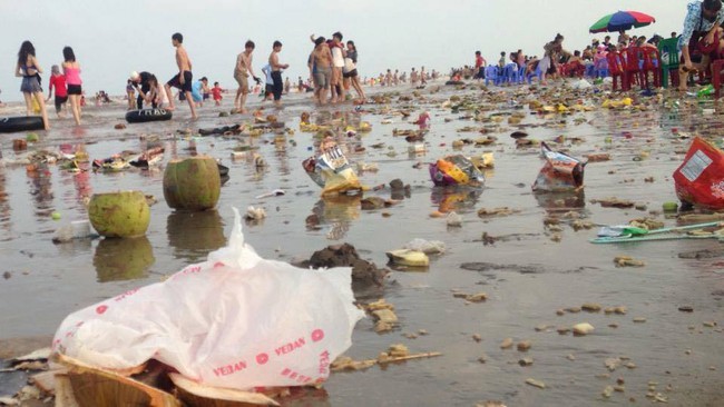 H&igrave;nh ảnh những b&atilde;i r&aacute;c tại c&aacute;c khu du lịch sau k&igrave; nghỉ lễ khiến nhiều người giật m&igrave;nh - Ảnh 13.
