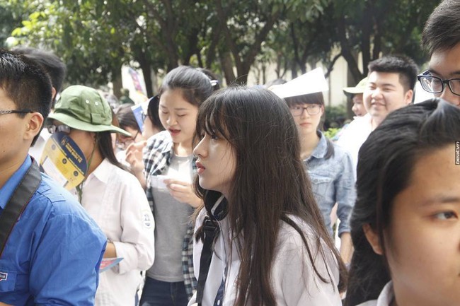 Nữ sinh c&oacute; g&oacute;c mặt nghi&ecirc;ng ho&agrave;n hảo tại trường thi v&agrave;o ĐH Quốc gia đang khiến d&acirc;n t&igrave;nh m&ecirc; mệt - Ảnh 1.