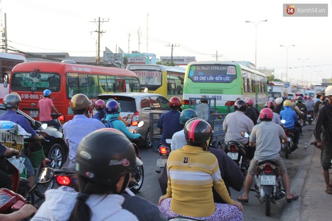 Người d&acirc;n 2 miền tấp nập trở lại th&agrave;nh phố sau kỳ nghỉ lễ - Ảnh 15.