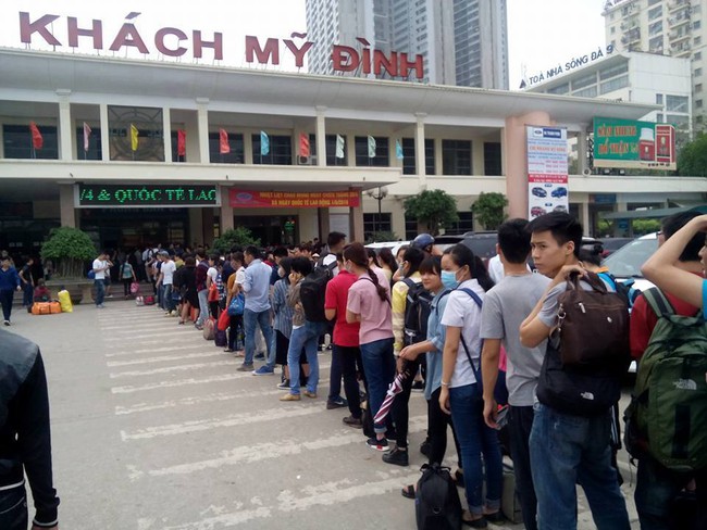 Bức ảnh c&ocirc; g&aacute;i kh&oacute;c nức nở tại bến xe Mỹ Đ&igrave;nh g&acirc;y x&ocirc;n xao - Ảnh 2.