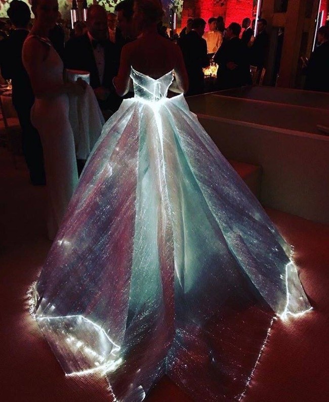 Váy lọ lem phát sáng tại Met Gala 2016: khi NTK là bà tiên, còn công nghệ là phép màu - Ảnh 7.